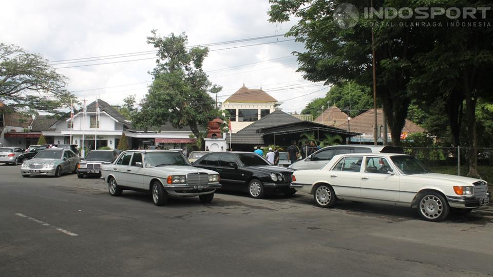 Beberapa mobil Mercedes-Benz yang tengah terparkir di kawasan Stadion Manahan Solo sebelum memulai kirab.